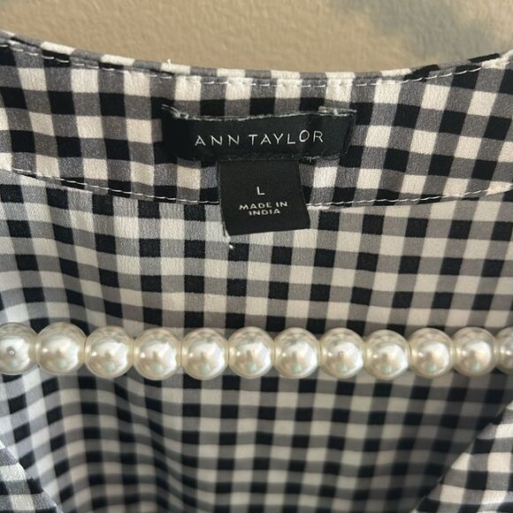 Ann Taylor V Neck Button Up Tie Waist Top. Size Large - Picture 3 of 5
